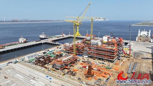 海油工程天津智能制造基地多个海洋平台正加紧建设中。人民网